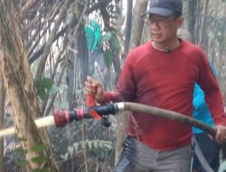 Pakai Selang, Bukan Jas! Camat Chandra Firmansyah Ikut Padamkan Kebakaran Lahan