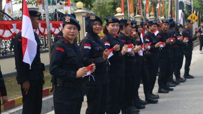 Brimob Sulteng Bagi Seribu Bendera Jelang HUT RI