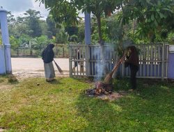 Wujud Pelayanan Nyata, Kades Menanti Selatan Bersama Warga Gelar Gotong Royong