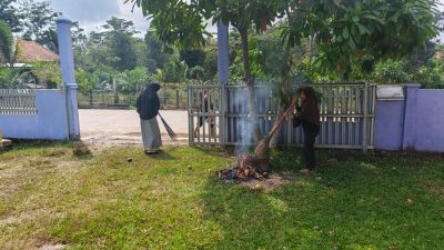 Wujud Pelayanan Nyata, Kades Menanti Selatan Bersama Warga Gelar Gotong Royong