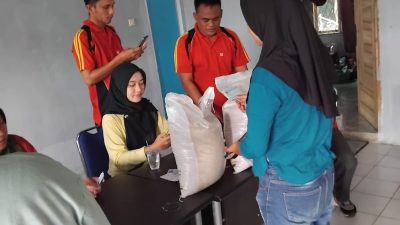 Pemdes Suka Dana Salurkan Bantuan Beras Bulog kepada Warga