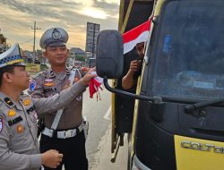 Peringati HUT RI ke-80, Polres Ogan Ilir Gelar Aksi Humanis Pemasangan Bendera Merah Putih di Kendaraan