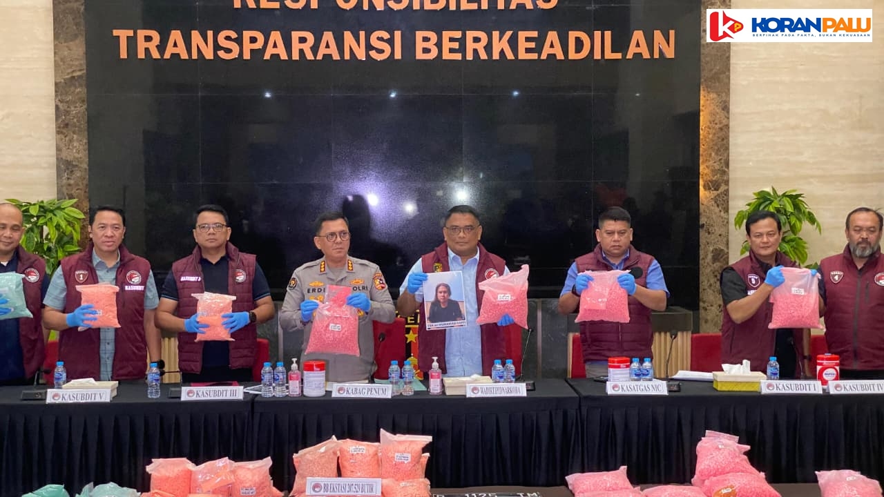 Saat petugas melakukan penanganan pertama, ditemukan enam tas berisi ratusan ribu butir ekstasi di dalam kendaraan tersebut.