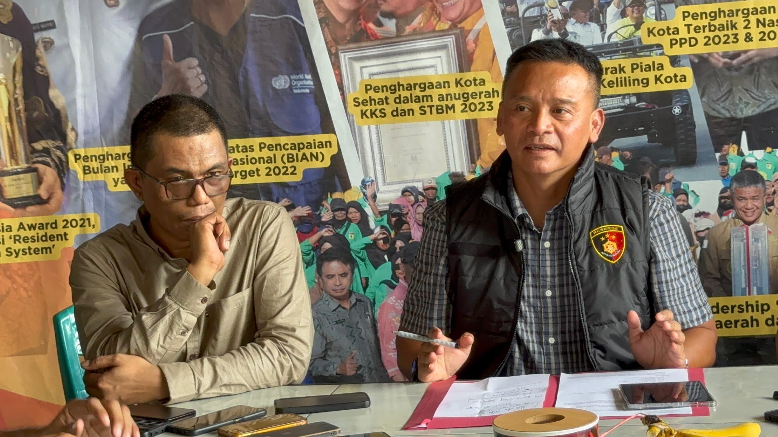 Kombes Djoko Tjahjono (kanan) didampingi oleh pengacara keluarga korban Mohammad Natsir Said (kiri) saat konferensi pers terkait kematian Afif Siraja, Jumat (31/10/2025). FOTO : ISTIMEWA