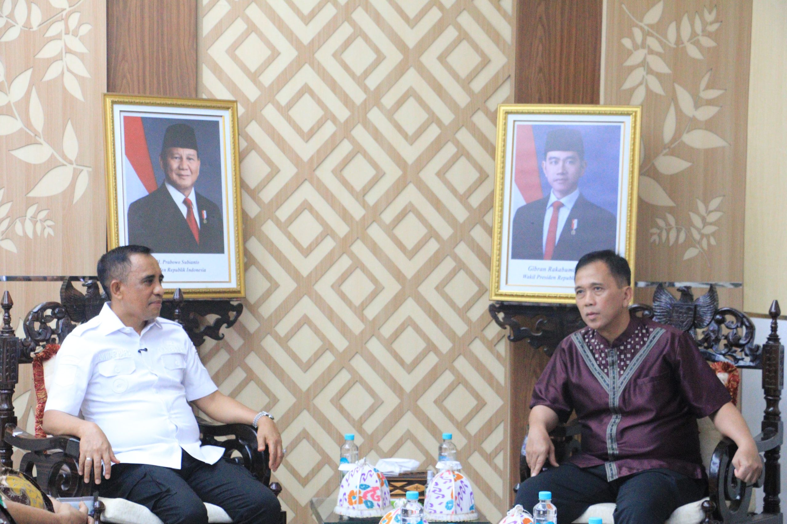 Kapolda Sulteng, Irjen Pol Endi Sutendi (kanan) dan Gubernur Sulteng, Anwar Hafid (kiri)