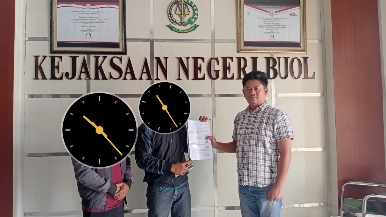 Tokoh masyarakat Desa Pandangan saat melaporkan oknum Kades inisial MA