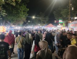 Malam Pergantian Tahun, Jalan Wahid Hasyim Jombang Berubah Jadi Lautan Manusia.