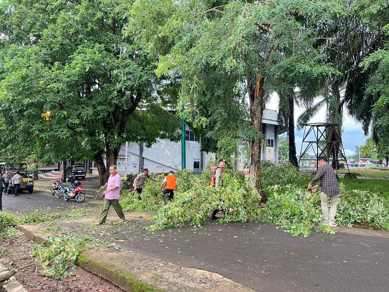 Setelah proses evakuasi selesai, Jalan Stadion Barat telah kembali normal dan dapat dilalui kendaraan roda dua maupun roda empat.