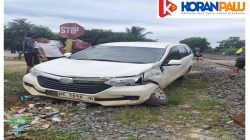 Foto: Minibus Xenia Ringsek! Akibat Tertabrak Kereta Babaranjang di Perlintasan Bumi Ratu,