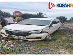 Minibus Xenia Ringsek! Akibat Tertabrak Kereta Babaranjang di Perlintasan Bumi Ratu, Beruntung Sopir Selamat