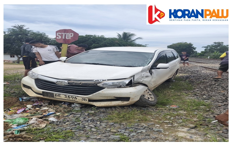 Foto: Minibus Xenia Ringsek! Akibat Tertabrak Kereta Babaranjang di Perlintasan Bumi Ratu,