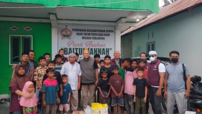 Personel Satresnarkoba Polres Poso saat foto bersama usai menyerahkan bantuan kepada pengurus panti asuhan Baitul Jannah Poso.