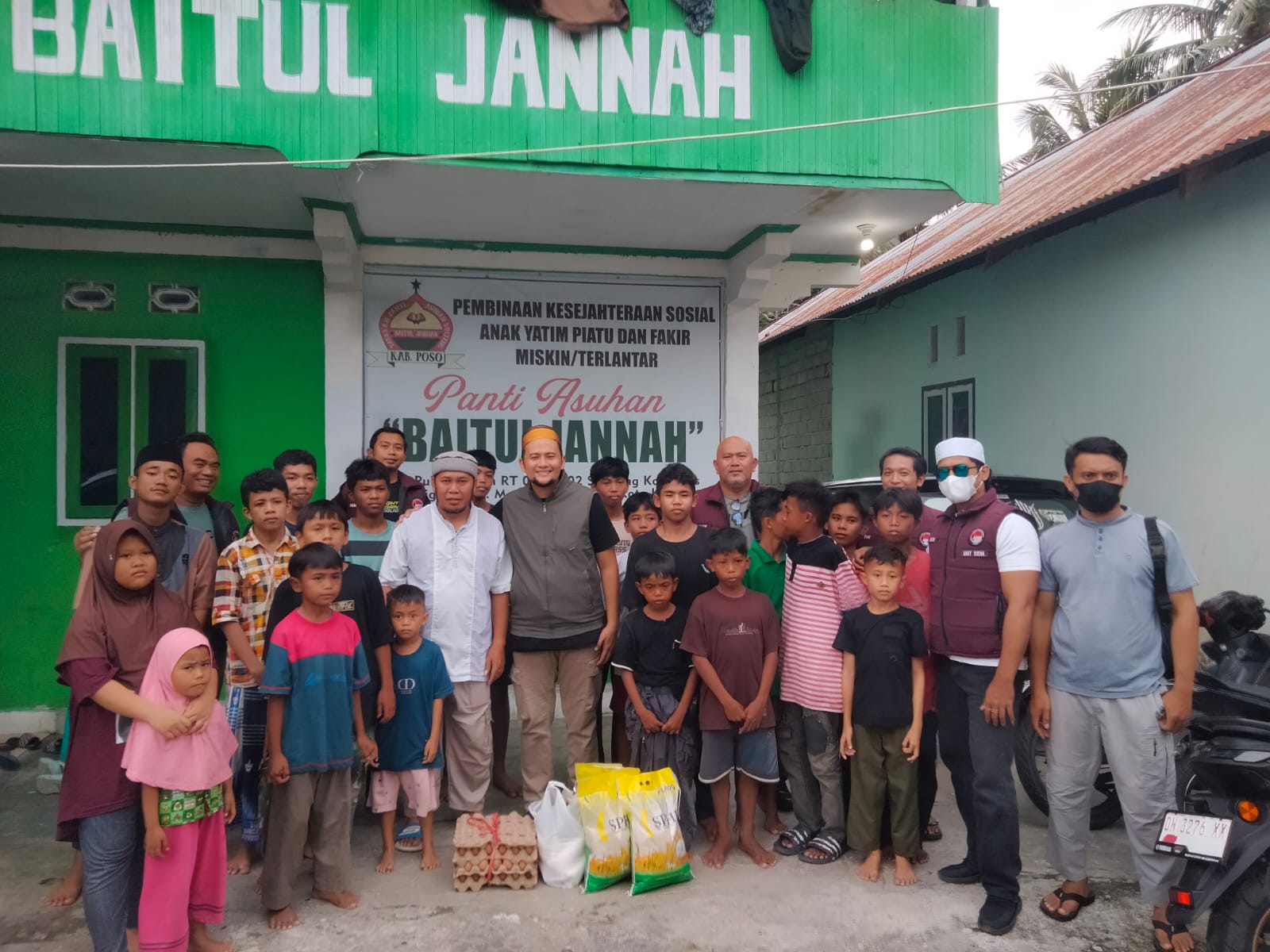 Personel Satresnarkoba Polres Poso saat foto bersama usai menyerahkan bantuan kepada pengurus panti asuhan Baitul Jannah Poso.