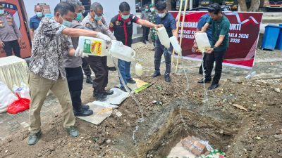 Pemusnahan ratusan bungkus Miras di Mako Polres Poso, Kamis (12/03/2026)