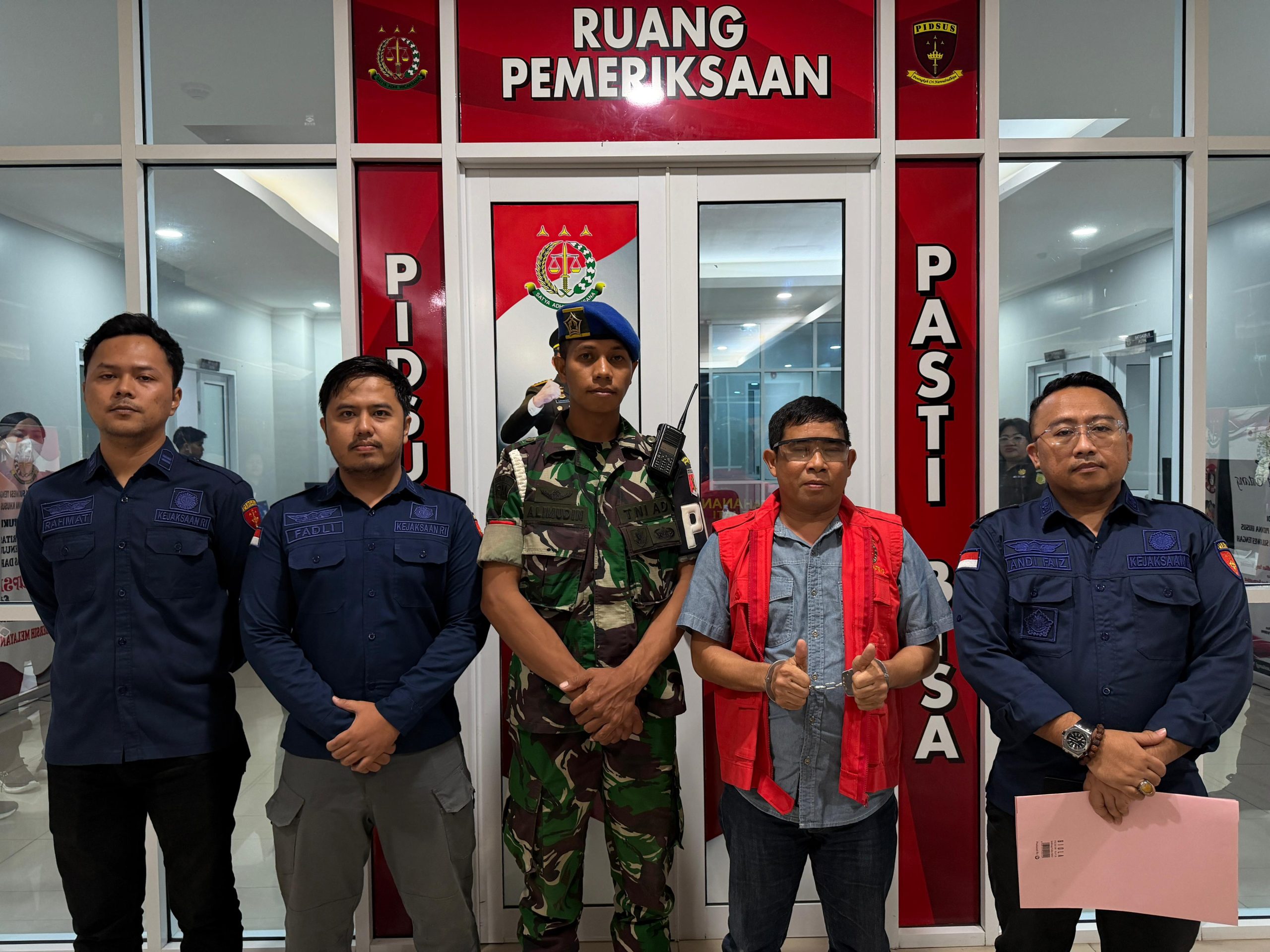 Kades Tamainusi saat menggunakan rompi tersangka kasus dugaan korupsi, Kamis (12/03/2026)