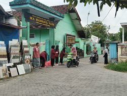 OSIS MA Mamba’ul Ulum Turun ke Jalan, Bagi takjil