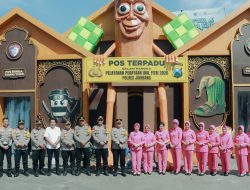 Wujud Kepedulian, Kapolres dan Ketua Bhayangkari Cabang Jombang Berikan Taliasih Kepada Petugas Pospam