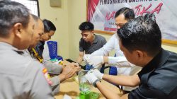 Satres Narkoba Polres Poso saat memusnahkan barang bukti sabu dari dua perkara, Jumat (13/3/2026)