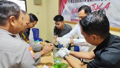 Satres Narkoba Polres Poso saat memusnahkan barang bukti sabu dari dua perkara, Jumat (13/3/2026)