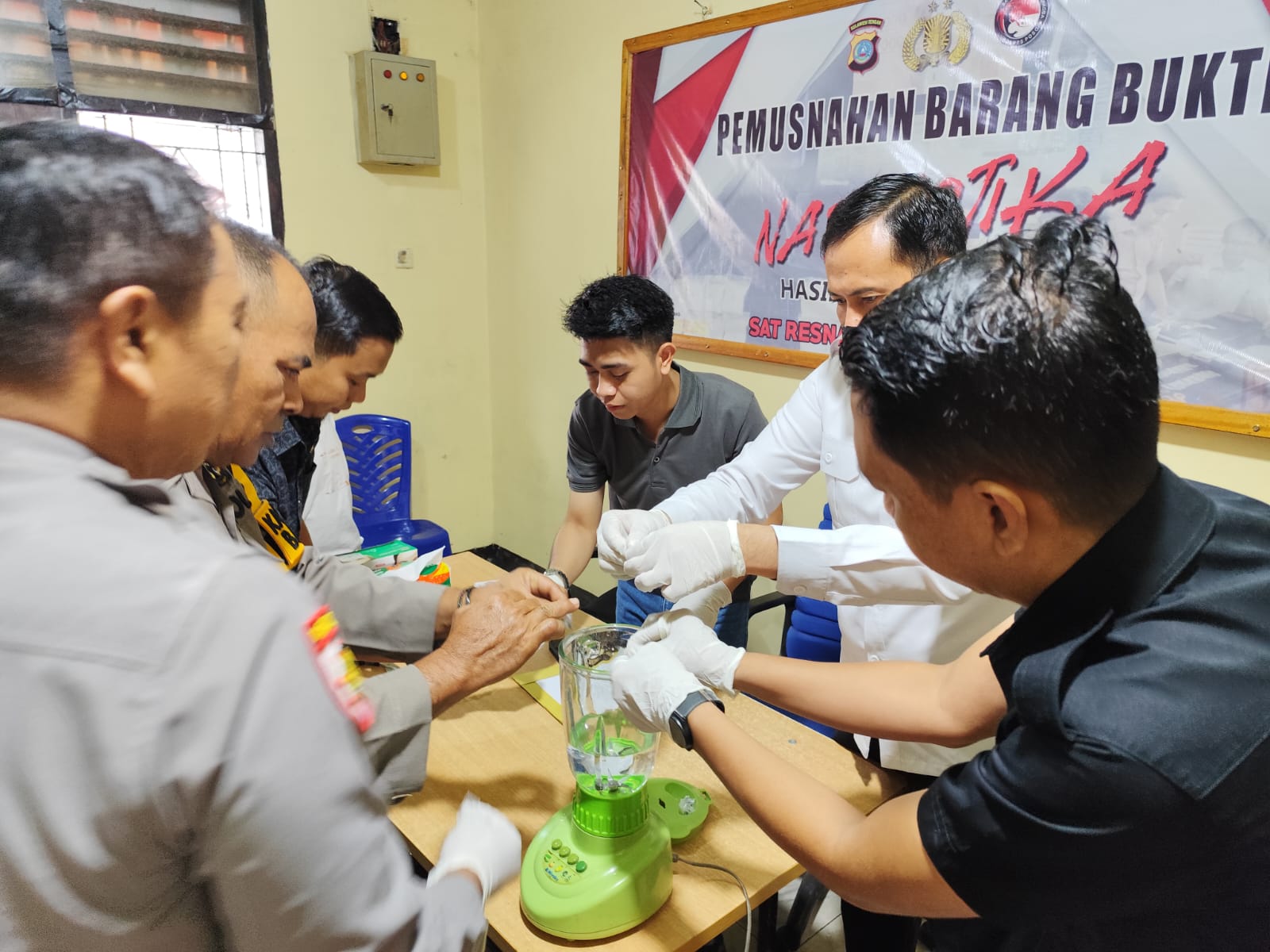 Satres Narkoba Polres Poso saat memusnahkan barang bukti sabu dari dua perkara, Jumat (13/3/2026)