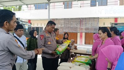 Suasana pasar murah di Mako Polres Poso, belum lama ini.