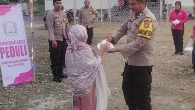 Tebar Kebaikan, Polsek Lore Tengah dan Bhayangkari Bagi Takjil