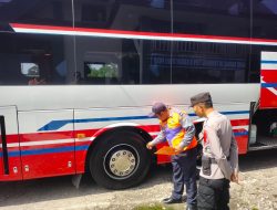 Pastikan Mudik Aman, Petugas Gabungan Cek Kelayakan Kendaraan di Terminal Kasintuwu