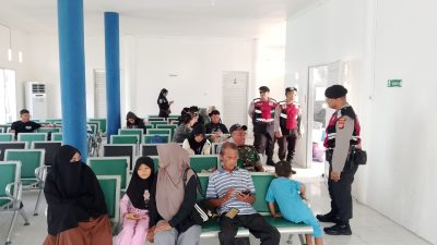 Personel Polres Poso saat mengecek kondisi penumpang di Pelabuhan Kelas III Poso, belum lama ini