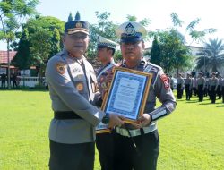 Kapolres Jombang Beri Penghargaan Enam Anggota Berprestasi