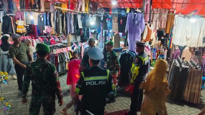Petugas gabungan saat patroli di pasar malam Kota Poso, belum lama ini