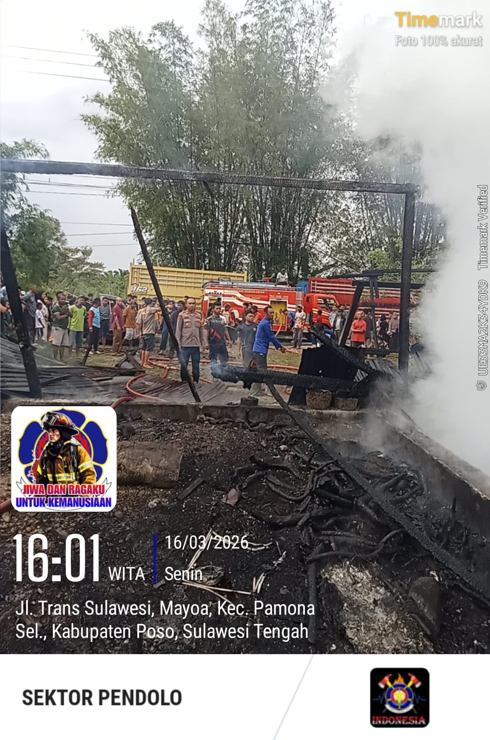 Petugas melakukan pemadaman di Desa Mayoa, Pamona Selatan, Poso, belum lama ini