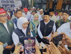 Gubernur Khofifah Bersama Bupati Warsubi Salurkan Bantuan Sosial dan Aspal Jalan di Jombang