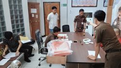 Satreksrim Polres Poso menyerahkan tersangka kasus pencurian di Ranononcu ke Kejari Poso.