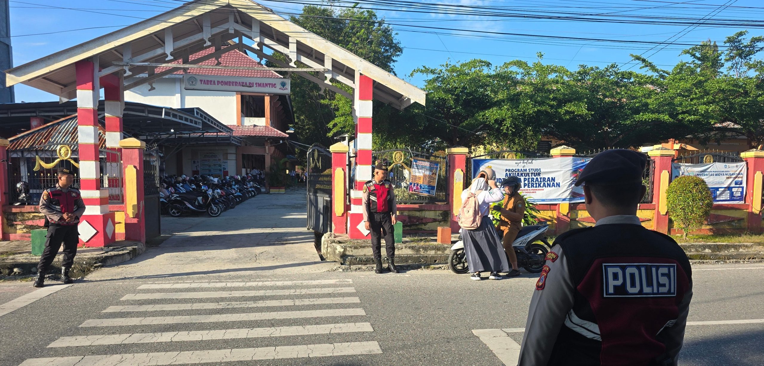 Sat Samapta Polres Poso saat melakukan Strong Point di dalam Kota Poso