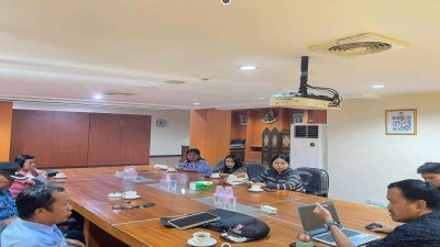 Warga dan Pemdes Sulewana serta SP Poso saat mendatangi kantor Satgas PKA Sulteng