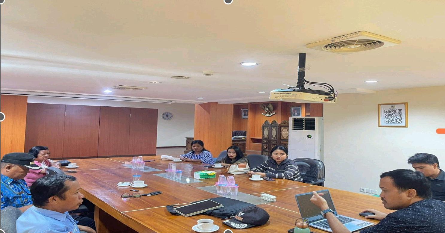 Warga dan Pemdes Sulewana serta SP Poso saat mendatangi kantor Satgas PKA Sulteng