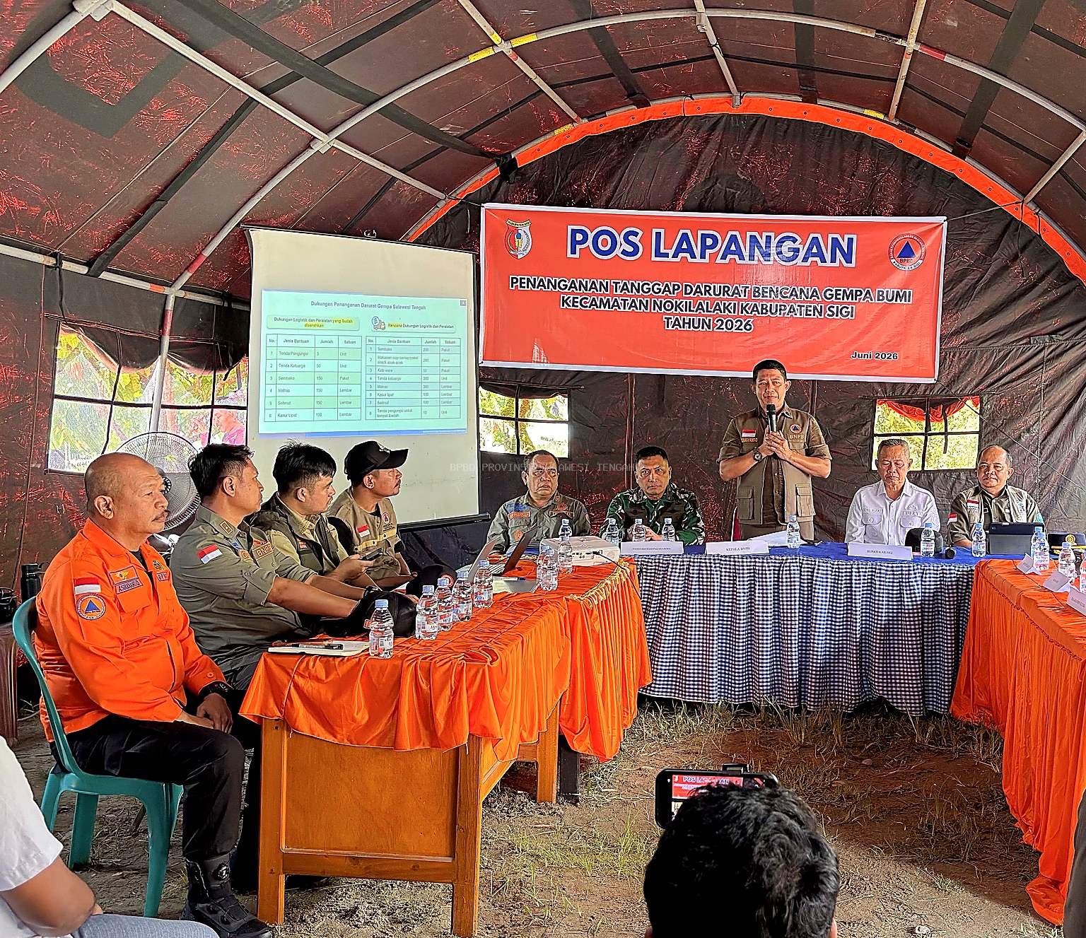 Kepala BNPB saat memimpin rapat koordinasi penanganan bencana pasca gempa 6,7 magnitudo di Kabupaten Sigi, Jumat (19/06/2026).